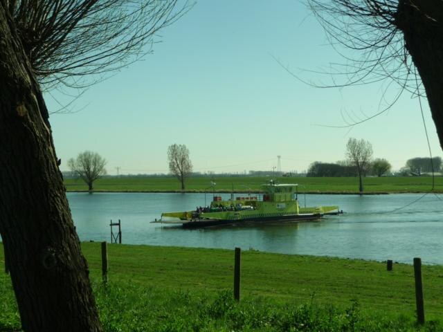De pont over de Bergsche Maas bij Dussen