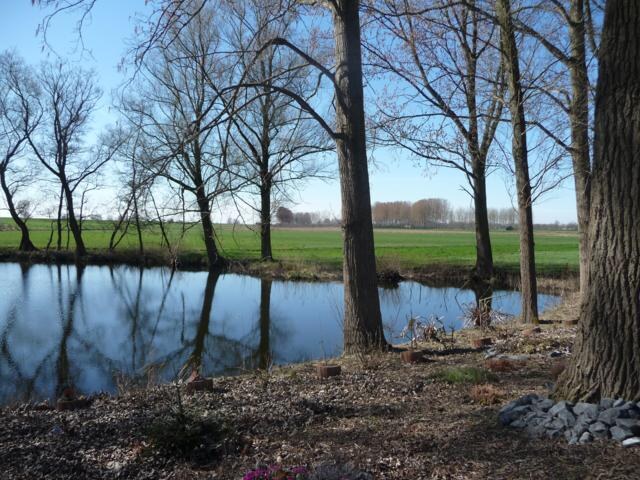 Op loopafstand van onze boerderij zie je deze wiel langs de Oude Kerkstraat, met uitzicht over de landerijen richting Dussen.